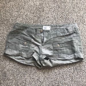 Camo Low Rise cargo shorts